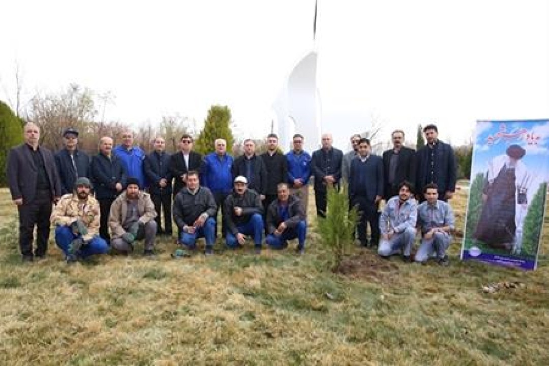 درختکاری در شرکت پتروشیمی شازند به یاد رهبر شهید